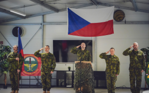 Salutování při znění státní hymny