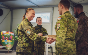 Předávání ocenění velitelkou 6. úkolového uskupení