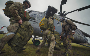 Výcvik výsadkářů v padákových seskocích