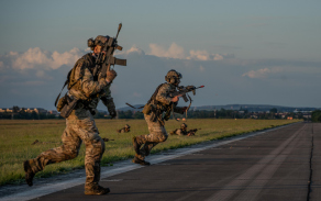 Výcvik výsadkářů v taktice