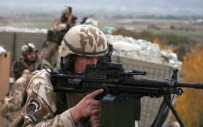 český výsadkář v palebném postavení při obraně základny