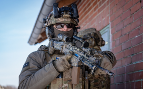 Český výsadkář 43. výsadkového pluku během cvičení Steadfast Dart 2026 v Německu