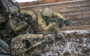 Čeští výsadkáři z 43. výsadkového pluku a italští kolegové během cvičení Steadfast Dart 2026 v Německu