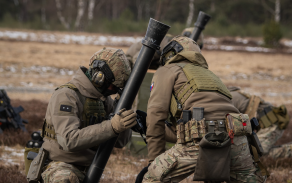 Čeští výsadkáři z 43. výsadkového pluku a italští kolegové během cvičení Steadfast Dart 2026 v Německu