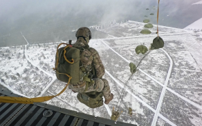 Český výsadkář 43. výsadkového pluku během cvičení Steadfast Dart 2026 v Německu