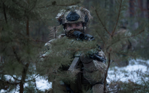 Český výsadkář 43. výsadkového pluku během cvičení Steadfast Dart 2026 v Německu