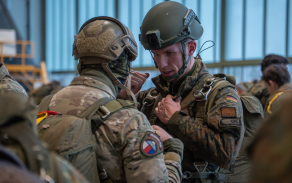 Čeští výsadkáři z 43. výsadkového pluku během cvičení Steadfast Dart 2026 v Německu