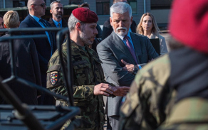 prezident Petr Pavel navštívil české vojáky ze 102. průzkumného praporu v Litvě