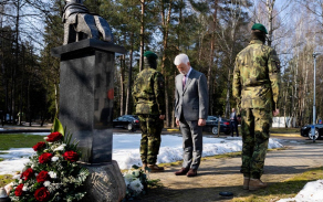 prezident Petr Pavel navštívil české vojáky ze 102. průzkumného praporu v Litvě