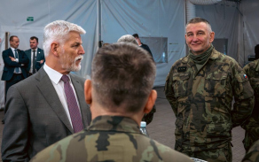 prezident Petr Pavel navštívil české vojáky ze 102. průzkumného praporu v Litvě