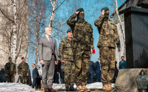 prezident Petr Pavel navštívil české vojáky ze 102. průzkumného praporu v Litvě