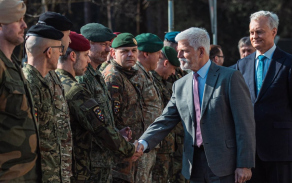 prezident Petr Pavel navštívil české vojáky ze 102. průzkumného praporu v Litvě