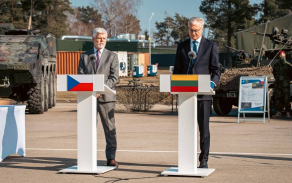 prezident Petr Pavel navštívil české vojáky ze 102. průzkumného praporu v Litvě