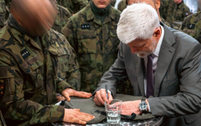 prezident Petr Pavel navštívil české vojáky ze 102. průzkumného praporu v Litvě
