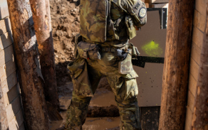 Dobývání zákopového systému patřilo k nejdynamičtějším částem cvičení IRON SPIKE