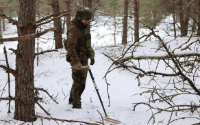 Voják družstva Route Clearance vyhledává pomocí detektoru.