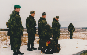 Rok 1998 a VVP Libavá během zimního výcviku. Zcela vlevo stojí velitel 7. mechanizované brigády, plk. gšt. Ing. Ivo Zbořil a třetí zleva velitel 71. mechanizovaného praporu, pplk. Ing. Miroslav Kühtreiber.