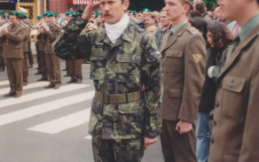 První velitel 71. mechanizovaného praporu, pplk. Ing. Zdeněk Hanko, zachycený na náměstí v Hodoníně v polovině devadesátých let. Bylo to období zavádění nové uniformy vz. 95, která měla jinou formu hodnostního označení a v této době ještě nebyla ujednocena forma hodnostního označení na pokrývce hlavy, v tomto případě baretu.