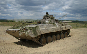 Tanky T-72 a BVP-1 u mechanizovaných praporů brigády byla stažena a posléze se výzbroj ujednotila na BVP-2, aniž by tehdy kdokoliv tušil, že ve výzbroji budou ještě v roce 2026.