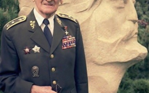 Generál Josef Buršík na fotografii, která vznikla na počátku devadesátých let. Pozornému oku neunikne nad stužkami samostatně umístěné jeho nejcennější vyznamenání – Hrdina SSSR. To zcela vyvrací tvrzení, že se v roce 1968, na protest, po intervenci vojsk Varšavské smlouvy, tohoto vyznamenání vzdal. Ostatně, že byl Hrdina SSSR je uvedeno i na jeho hrobu.