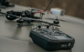 Výsadkáři ze 43. výsadkového pluku zavádějí do výcviku průzkumné i FPV drony