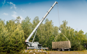 Mobilní jeřáb Liebherr při praktickém nasazení v prostoru výcviku