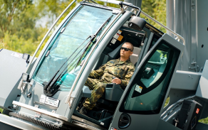 Liebherr pomáhá vojákům zvládat logistické a technické úkoly rychle a efektivně.