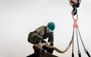 Souhra obsluhy a techniky je při práci s těžkým nákladem zásadní.