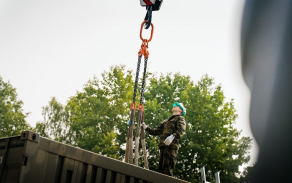 Jeřáb Liebherr umožňuje bezpečné a přesné usazení kontejneru i v náročnějších podmínkách.