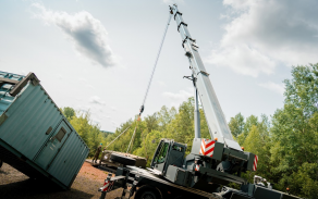 Praktické využití moderní techniky při manipulaci s materiálem v terénu.