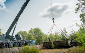 Mobilní jeřáb s nosností až 42 tun rozšiřuje schopnosti logistických jednotek.