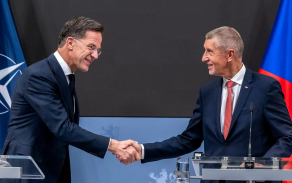 Generální tajemník NATO Mark Rutte a premiér Andrej Babiš během jednání v Praze
