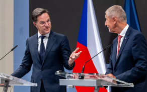 Generální tajemník NATO Mark Rutte a premiér Andrej Babiš během jednání v Praze