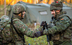 Vojáci spojeneckých armád během společného výcviku. Kolektivní obrana NATO stojí na spolupráci, připravenosti a schopnosti jednotek působit společně.