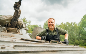 oprava pásového vozidla BVP-2 v polních podmínkách