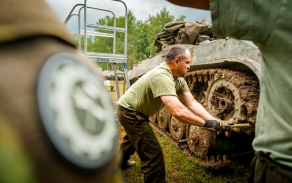Rozpojení pásu vozidla při opravě v terénu