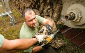 Detail opravy hnací části vozidla s využitím ručního nářadí v polních podmínkách.