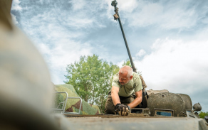 oprava pásového vozidla BVP-2 v polních podmínkách