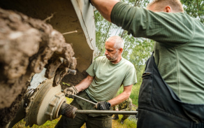 Demontáž kola pásového vozidla za účelem opravy přímo v terénu.