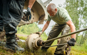 Vojáci provádějí výměnu komponenty podvozku s využitím improvizovaných prostředků.