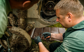 Kontrola a údržba mechanických součástí vozidla po náročném provozu v terénu.