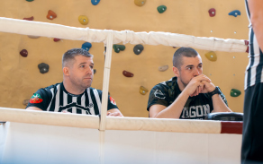 Rozhodčí sledují průběh zápasu z bezprostřední blízkosti ringu