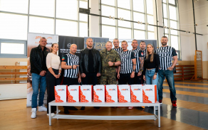 Společné fotografování účastníků a organizátorů přeboru v boxu v Olomouci