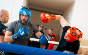 Intenzivní výměna úderů mezi vojáky během boxerského zápasu