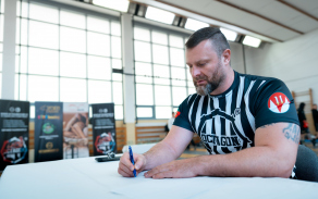 Rozhodčí zapisuje výsledky zápasu během přeboru v boxu Armády České republiky