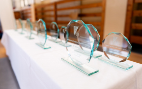 Ceny pro vítěze připravené na přebor v boxu 143. zásobovacího praporu