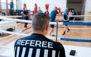 Rozhodčí sleduje průběh boxerského zápasu vojáků v hale Šibeník v Olomouci