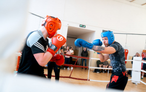 Vojáci Armády ČR během dynamického boxerského souboje v hale Šibeník