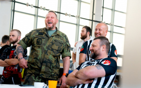 Diváci a účastníci sledují průběh boxerských zápasů během armádního přeboru