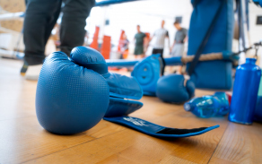 Boxerské vybavení připravené na armádní přebor v hale Šibeník v Olomouci